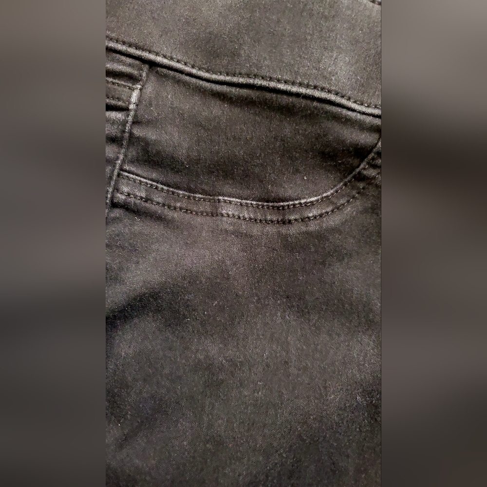Women's Black Capris - Picture 3 of 9